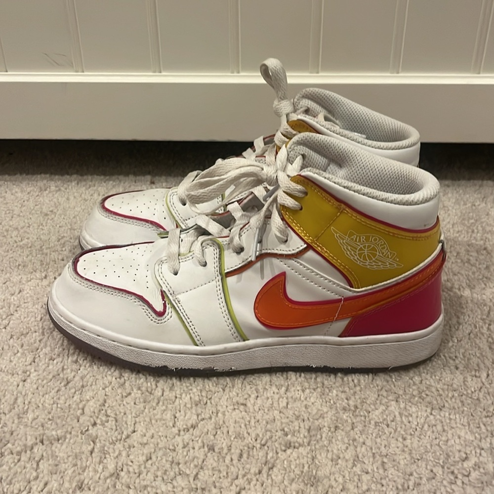 Air Jordan 1 Mid Edge Glow (GS) - Picture 2 of 14
